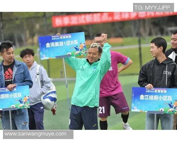 足球明星背影艺术作品展现运动之美与激情的完美结合